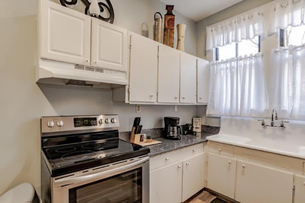 Dauphin District Darling #1-Downtown, Restaurants Apartment Mobile Exterior photo