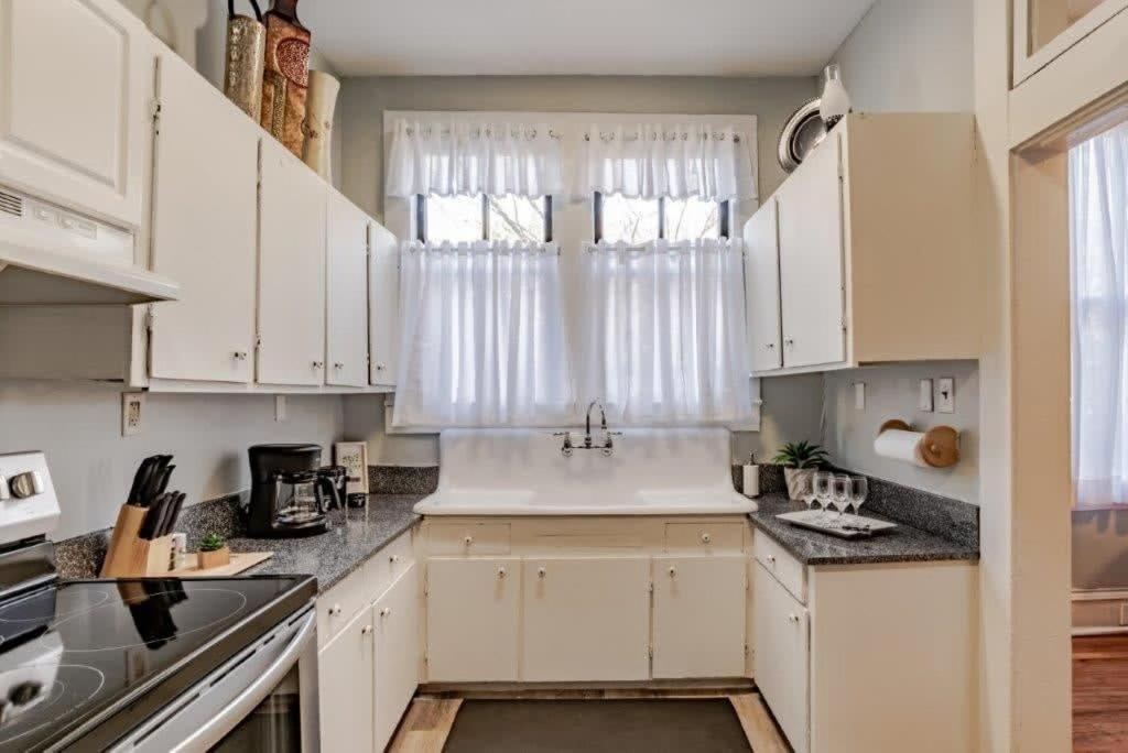 Dauphin District Darling #1-Downtown, Restaurants Apartment Mobile Exterior photo